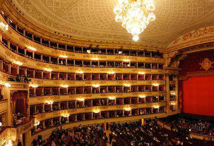 surrounding_teatro_alla_scala
