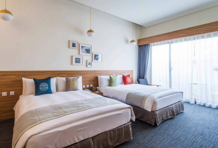 天成文旅-繪日之丘 「壽星禮遇」住宿優惠，當月壽星入住精緻客房享優惠價2,400元起，免費再升等至溫馨家庭四人房，等同平均每人每晚花費600元，即可入住暖心舒適的四人房。